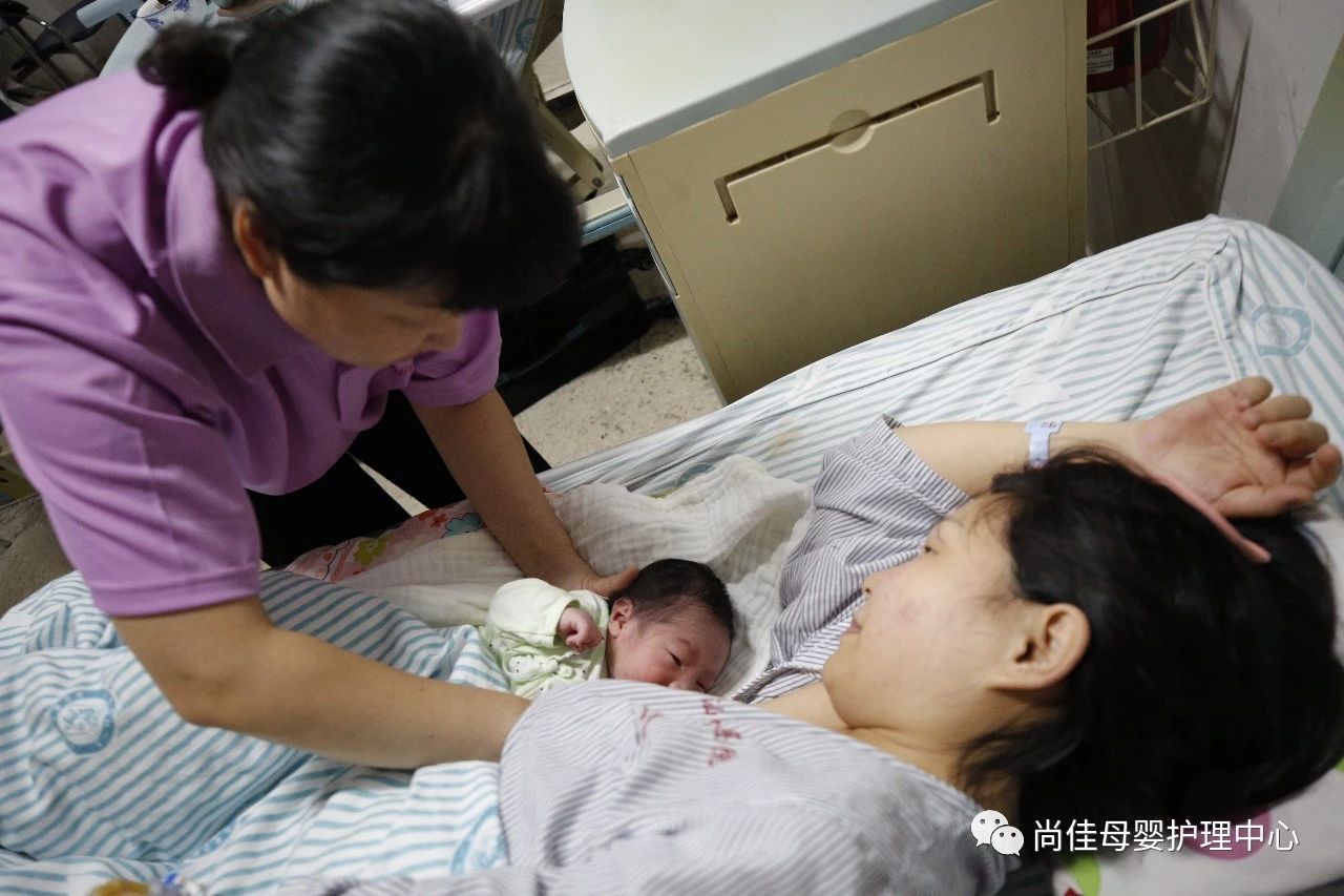尚佳專業月嫂丨點擊丨查看哺乳媽媽們必備秘訣